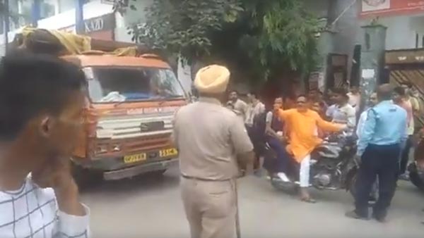 वाहन चेकिंग के दौरान पुलिस से भिड़े भाजपा नेता, पुलिस ने किया एफआईआर वाहन चेकिंग के दौरान पुलिस से भिड़े भाजपा नेता, पुलिस ने किया एफआईआर