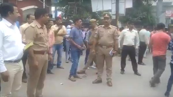 वाहन चेकिंग के दौरान पुलिस से भिड़े भाजपा नेता, पुलिस ने किया एफआईआर वाहन चेकिंग के दौरान पुलिस से भिड़े भाजपा नेता, पुलिस ने किया एफआईआर