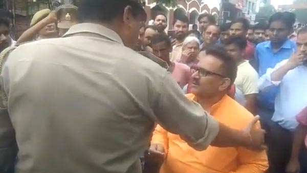 वाहन चेकिंग के दौरान पुलिस से भिड़े भाजपा नेता, पुलिस ने किया एफआईआर वाहन चेकिंग के दौरान पुलिस से भिड़े भाजपा नेता, पुलिस ने किया एफआईआर