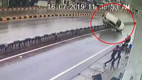 फोर्ड ईकोस्पोर्ट सड़क पर कई बार पलटी फिर भी ड्राइवर सुरक्षित बचा, जानिये पूरा मामला