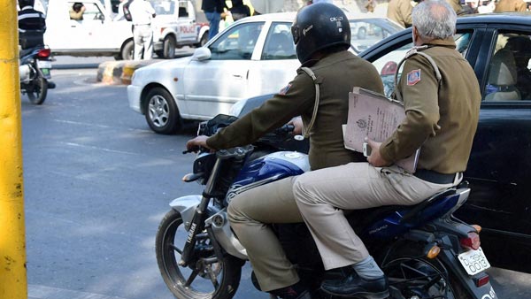 बिना हेलमेट मोटरसाइकल चला रहे पुलिसवाले का वीडियो वायरल, पुलिस कमिश्नर ने किया निलंबित बिना हेलमेट मोटरसाइकल चला रहे पुलिसवाले का वीडियो वायरल, पुलिस कमिश्नर ने किया निलंबित