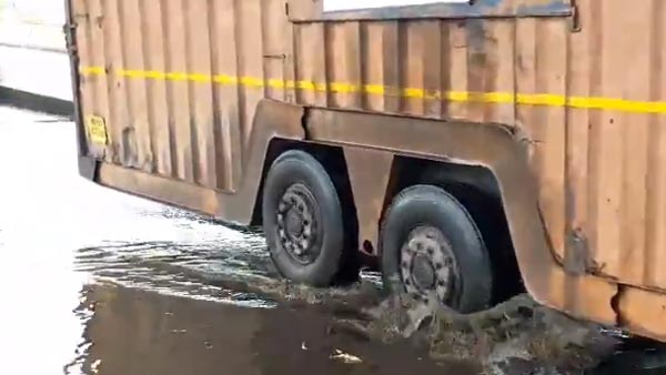 मुंबई में गड्ढें में गिरने से खुला कार का एयरबैग, हुआ 2.5 लाख का नुकसान