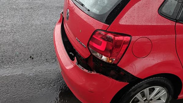 मुंबई में गड्ढें में गिरने से खुला कार का एयरबैग, हुआ 2.5 लाख का नुकसान