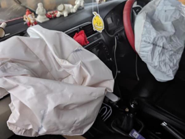 मुंबई में गड्ढें में गिरने से खुला कार का एयरबैग, हुआ 2.5 लाख का नुकसान