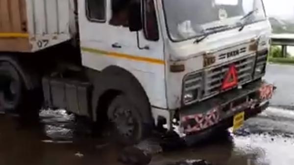 मुंबई में गड्ढें में गिरने से खुला कार का एयरबैग, हुआ 2.5 लाख का नुकसान