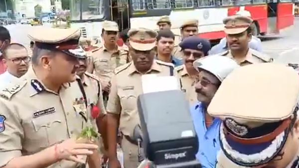 ट्रैफिक नियमों का पालन करने पर हैदराबाद पुलिस दे रही है मूवी टिकट