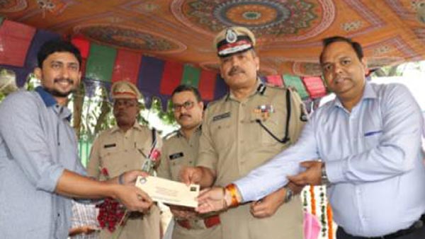 ट्रैफिक नियमों का पालन करने पर हैदराबाद पुलिस दे रही है मूवी टिकट