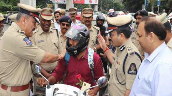 ट्रैफिक नियमों का पालन करने पर हैदराबाद पुलिस दे रही है मूवी टिकट