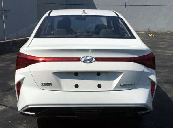 नई हुंडई वरना फेसलिफ्ट की तस्वीरें आई सामने, पढ़ें यहां