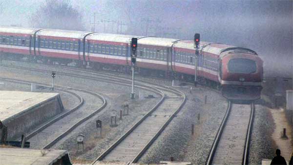 ट्रेन इंजन सड़क पर पुणे मुंबई एक्सप्रेसवे हादसा वीडियो ट्रेन इंजन सड़क पर पुणे मुंबई एक्सप्रेसवे हादसा वीडियो