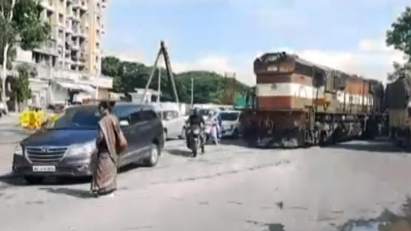 ट्रेन इंजन सड़क पर पुणे मुंबई एक्सप्रेसवे हादसा वीडियो ट्रेन इंजन सड़क पर पुणे मुंबई एक्सप्रेसवे हादसा वीडियो