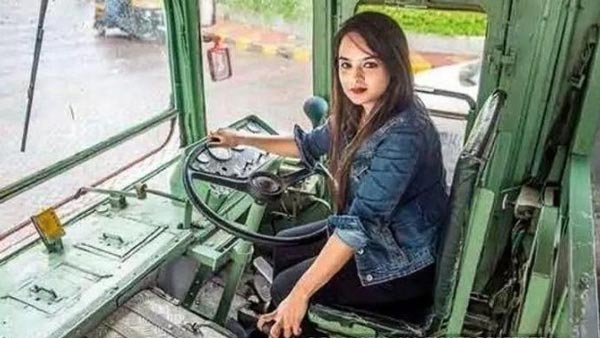 मुंबई की सड़को पर ये लड़की चलाती है बस, आरटीओ ऑफिसर बनने का है सपना