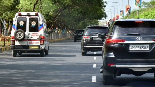 मुख्यमंत्री वाईएस जगमोहन रेड्डी ने पेश की दरियादिली की मिशाल, एंबुलेंस को रास्ता देने के लिए रुकवाया काफिला