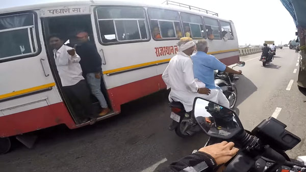 हाईवे पर रॉन्ग साइड ड्राइविंग बस को केटीएम ड्यूक 390 वाले ने रुकवाकर लगायी लताड़ हाईवे पर रॉन्ग साइड ड्राइविंग बस को केटीएम ड्यूक 390 वाले ने रुकवाकर लगायी लताड़