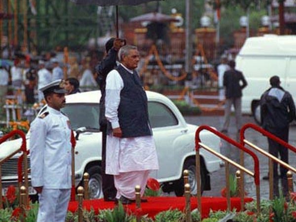 भारत के राष्ट्रपति और प्रधानमंत्री की कारें बाहर से दिखती है टैंक तो अंदर से है लगजरी होटल भारत के राष्ट्रपति और प्रधानमंत्री की कारें बाहर से दिखती है टैंक तो अंदर से है लगजरी होटल