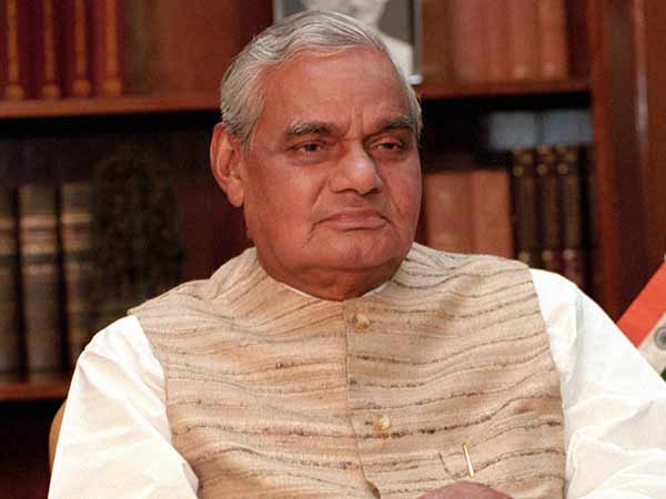 भारत के राष्ट्रपति और प्रधानमंत्री की कारें बाहर से दिखती है टैंक तो अंदर से है लगजरी होटल भारत के राष्ट्रपति और प्रधानमंत्री की कारें बाहर से दिखती है टैंक तो अंदर से है लगजरी होटल