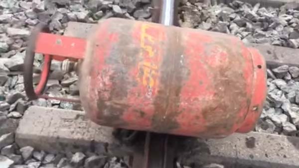 यूट्युब व्यूज के लिए ट्रेने के सामने एलपीजी सिलेंडर रखता था युवक, पुलिस ने पकड़ा