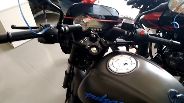 बजाज पल्सर 125 प्राइस लीक लॉन्च जल्द बुकिंग शुरू शोरूम पहुंची