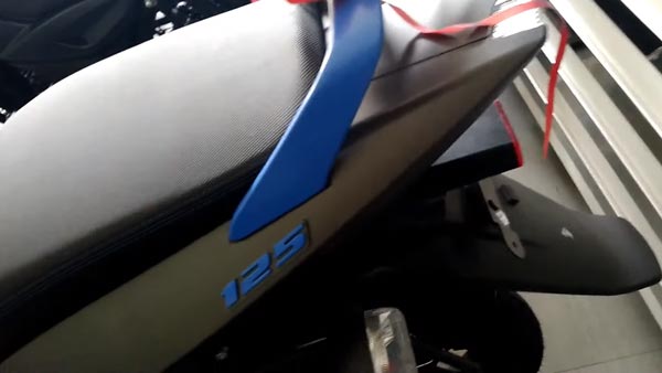 बजाज पल्सर 125 प्राइस लीक लॉन्च जल्द बुकिंग शुरू शोरूम पहुंची