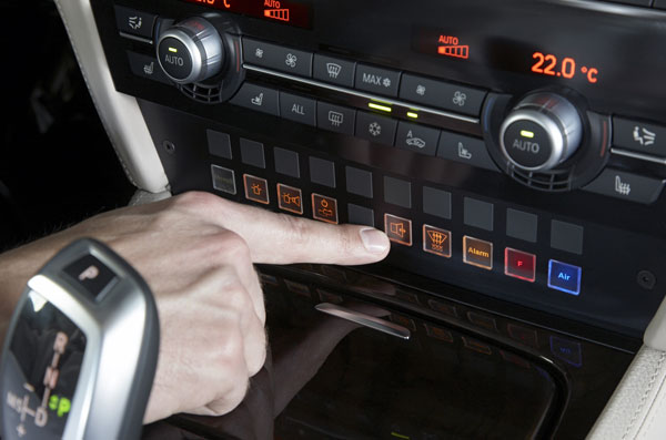 मुकेश अंबानी के पास है दुनिया की सबसे सुरक्षित कार, बम-गोली का भी नहीं होता असर