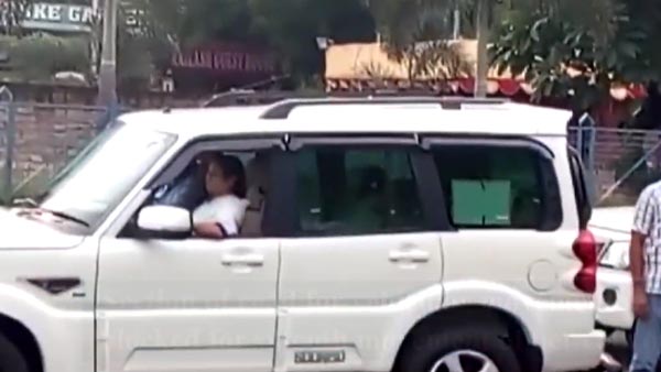 मुख्यमंत्री ममता बनर्जी काफिला ट्रैफिक रुकवाने से मना किया पुलिस को फटकार लगाई