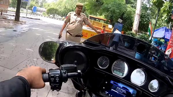 पुलिस ने रुकवाई हार्ले डेविडसन बाइक, जानिये क्या है पूरा मामला