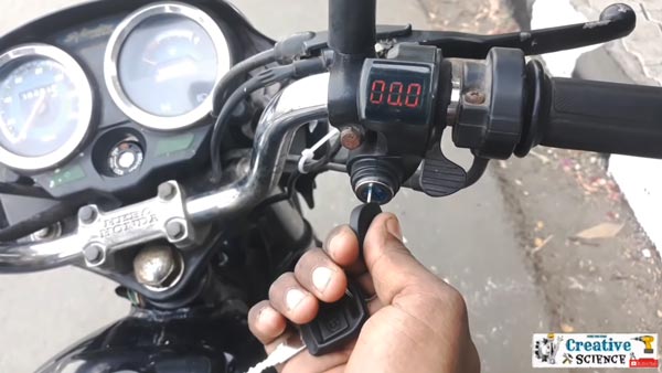 लोकल मेकैनिक ने हीरो स्प्लेंडर को बनाया इलेक्ट्रिक बाइक, जानिये कैसे किया यह कारनामा