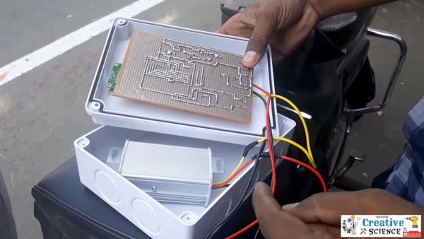 लोकल मेकैनिक ने हीरो स्प्लेंडर को बनाया इलेक्ट्रिक बाइक, जानिये कैसे किया यह कारनामा