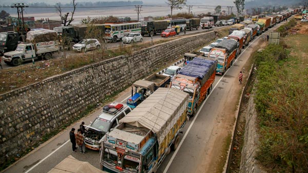 भारी वाहनों को दाएं लेन में चलाने पर सरकार लगायगी 5000 रुपये का जुर्माना भारी वाहनों को दाएं लेन में चलाने पर सरकार लगायगी 5000 रुपये का जुर्माना