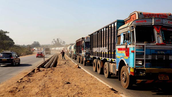 भारी वाहनों को दाएं लेन में चलाने पर सरकार लगायगी 5000 रुपये का जुर्माना भारी वाहनों को दाएं लेन में चलाने पर सरकार लगायगी 5000 रुपये का जुर्माना