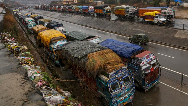 भारी वाहनों को दाएं लेन में चलाने पर सरकार लगायगी 5000 रुपये का जुर्माना भारी वाहनों को दाएं लेन में चलाने पर सरकार लगायगी 5000 रुपये का जुर्माना