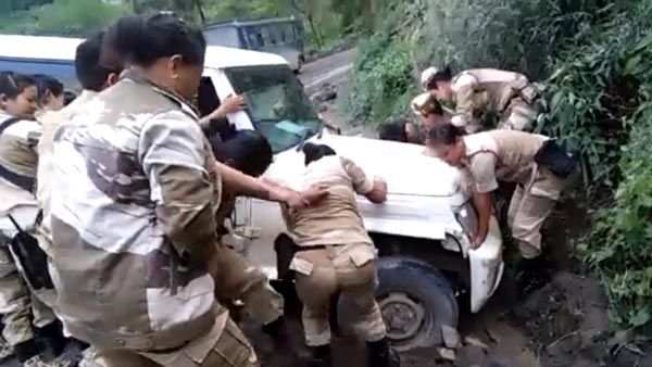 महिला सैनिको ने खड्डे में फंसी महिंद्रा बोलेरो को निकाला बाहर, आनंद महिंद्रा ने ट्वीट कर की तारीफ