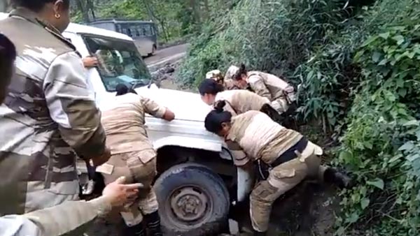 महिला सैनिको ने खड्डे में फंसी महिंद्रा बोलेरो को निकाला बाहर, आनंद महिंद्रा ने ट्वीट कर की तारीफ