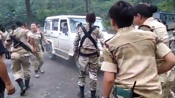 महिला सैनिको ने खड्डे में फंसी महिंद्रा बोलेरो को निकाला बाहर, आनंद महिंद्रा ने ट्वीट कर की तारीफ