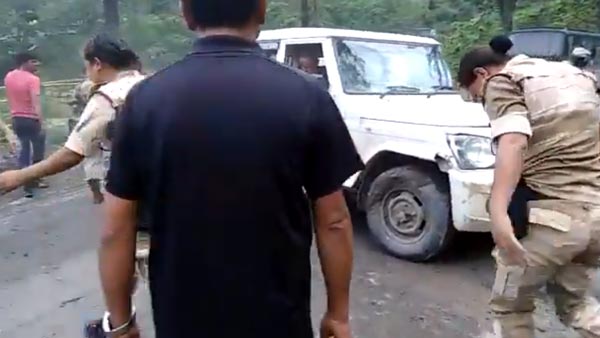 महिला सैनिको ने खड्डे में फंसी महिंद्रा बोलेरो को निकाला बाहर, आनंद महिंद्रा ने ट्वीट कर की तारीफ