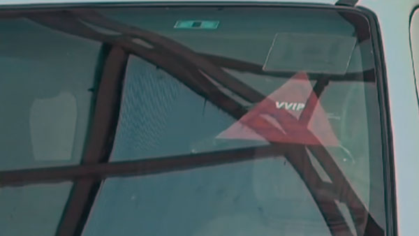 परिवहन मंत्री की फॉर्च्यूनर ने तोड़ा ट्रैफिक सिग्नल, पुलिस ने काटा चालान परिवहन मंत्री की फॉर्च्यूनर ने तोड़ा ट्रैफिक सिग्नल, पुलिस ने काटा चालान