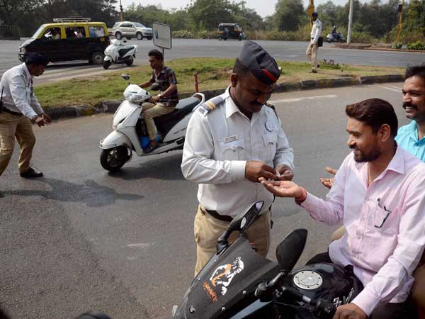 पश्चिम बंगाल में लागू नहीं होगा नया मोटर व्हीकल एक्ट, सरकार का फैसला पश्चिम बंगाल में लागू नहीं होगा नया मोटर व्हीकल एक्ट, सरकार का फैसला