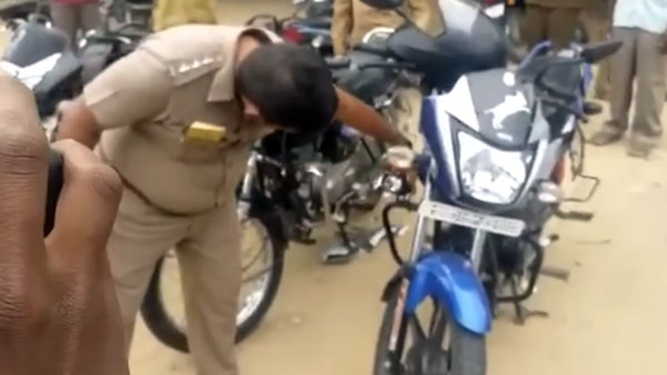 हीरो स्पेलेंडर में गैरकानूनी रूप से लगवाई थी एलईडी लाइट, पुलिस ने पत्थर से तोड़ा