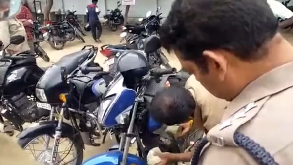 हीरो स्पेलेंडर में गैरकानूनी रूप से लगवाई थी एलईडी लाइट, पुलिस ने पत्थर से तोड़ा