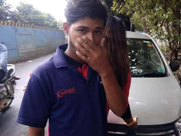 नो-पार्किंग जोन में खड़े वाहनों से वसूलते थे अवैध तरीके से जुर्माना, पुलिस ने किया गिरफ्तार नो-पार्किंग जोन में खड़े वाहनों से वसूलते थे अवैध तरीके से जुर्माना, पुलिस ने किया गिरफ्तार