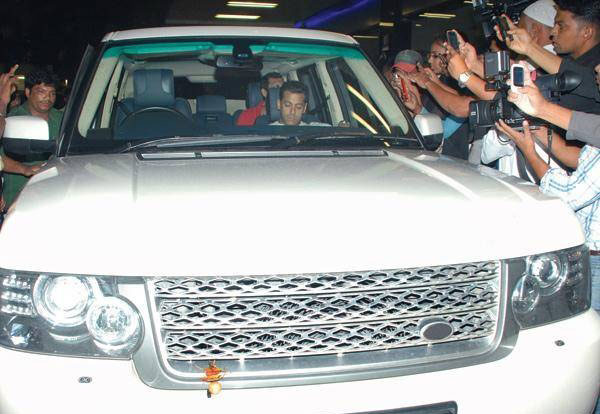 सलमान खान की गैराज की शोभा बढ़ाती है ये लग्जरी कार, रेंज रोवर से लेकर बीएमडब्लू एक्स 6 है शामिल