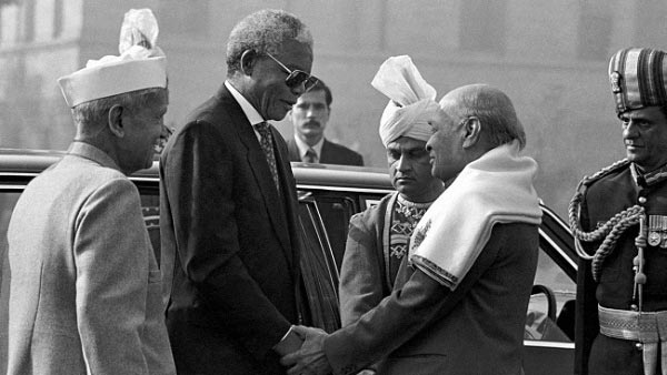 भारत के राष्ट्रपति और प्रधानमंत्री की कारें बाहर से दिखती है टैंक तो अंदर से है लगजरी होटल भारत के राष्ट्रपति और प्रधानमंत्री की कारें बाहर से दिखती है टैंक तो अंदर से है लगजरी होटल