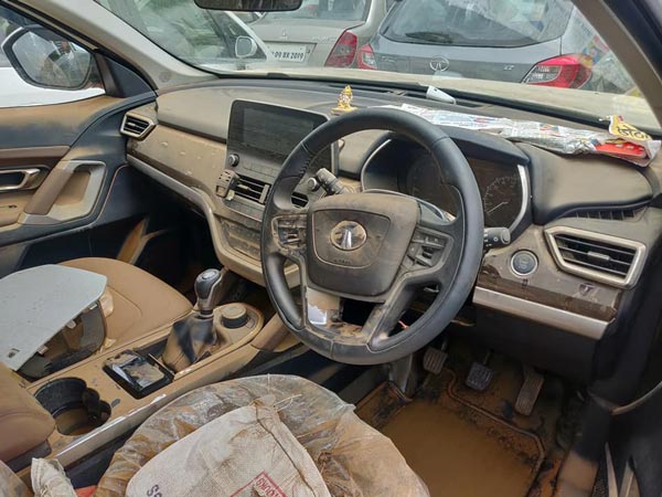 टाटा हैरियर बाढ़ के पानी में डूबी डीलरशिप महाराष्ट्र