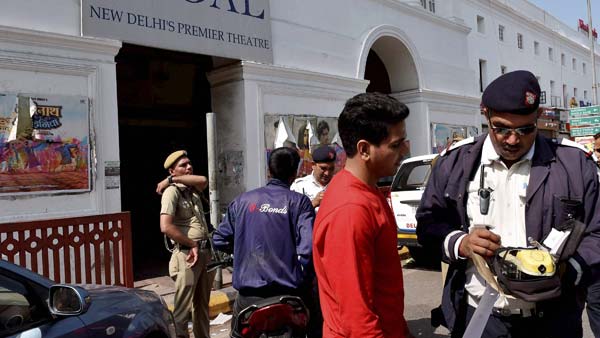 ट्रैफिक पुलिस ने काटा इलेक्ट्रीशियन का चालान, तो थाने की बिजली आपूर्ति हो गई बंद ट्रैफिक पुलिस ने काटा इलेक्ट्रीशियन का चालान, तो थाने की बिजली आपूर्ति हो गई बंद