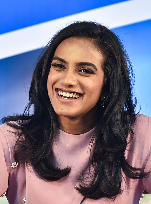 फिल्म स्टार नागार्जुना ने बैंडमिटन चैंपियन पीवी सिंधु को बीएमडब्ल्यू एक्स 5 से किया सम्मानित