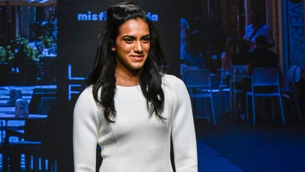 फिल्म स्टार नागार्जुना ने बैंडमिटन चैंपियन पीवी सिंधु को बीएमडब्ल्यू एक्स 5 से किया सम्मानित