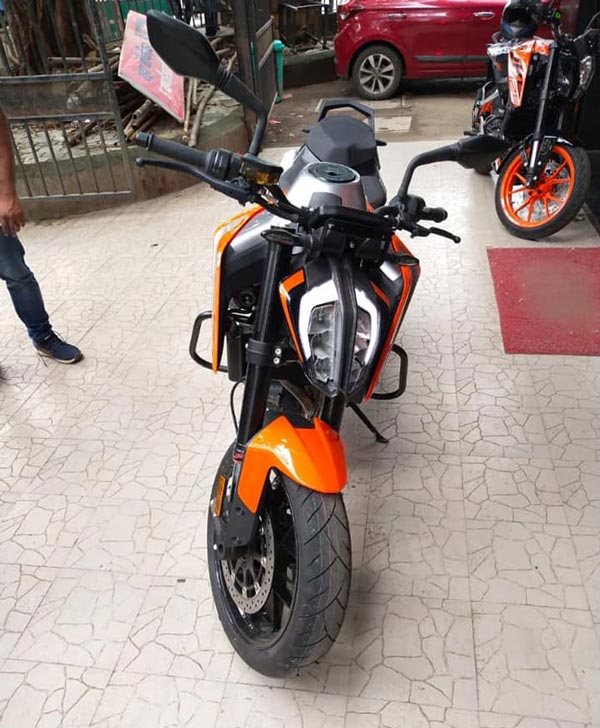 केटीएम ड्यूक 790 फोटो डीलरशिप में आयी नजर टेस्ट ड्राइव बुकिंग जानकारी
