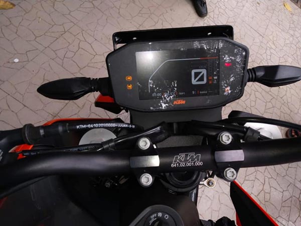 केटीएम ड्यूक 790 फोटो डीलरशिप में आयी नजर टेस्ट ड्राइव बुकिंग जानकारी