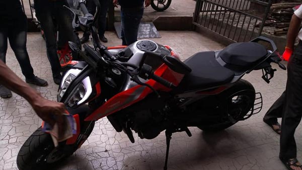 केटीएम ड्यूक 790 फोटो डीलरशिप में आयी नजर टेस्ट ड्राइव बुकिंग जानकारी