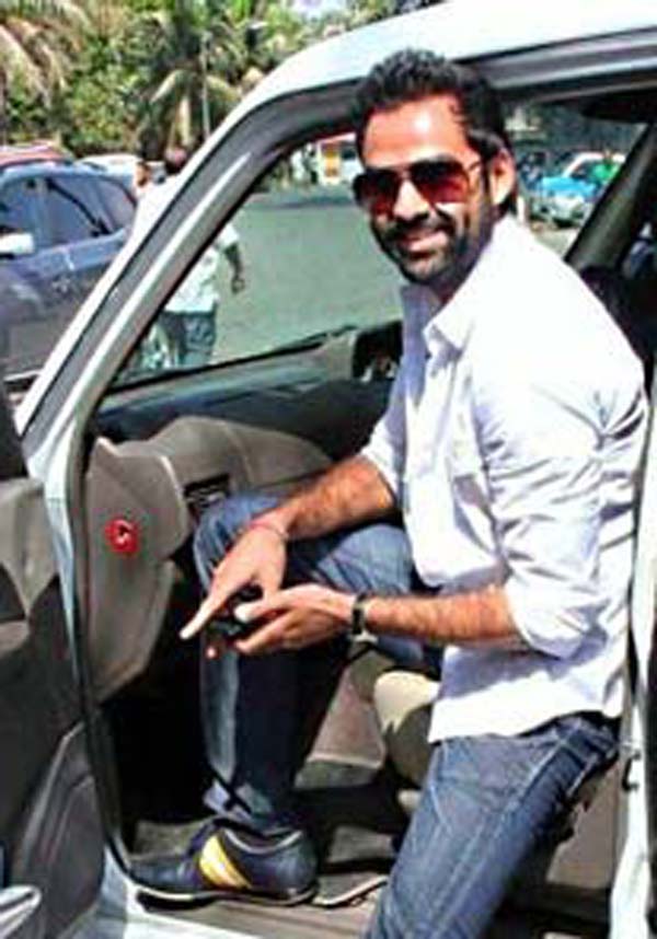 अभय देओल की पजेरो बिक रही है नई मारुती वैगनआर से भी सस्ती, जानिये क्या है वजह